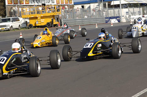 Christian Markussen (52) fører Danmarksmesterskabet i Formel Ford, men er omgivet af mange hårde konkurrenter som Ronni Jensen (60), Marco Sørensen (61) og Tommy Nygaard (40).